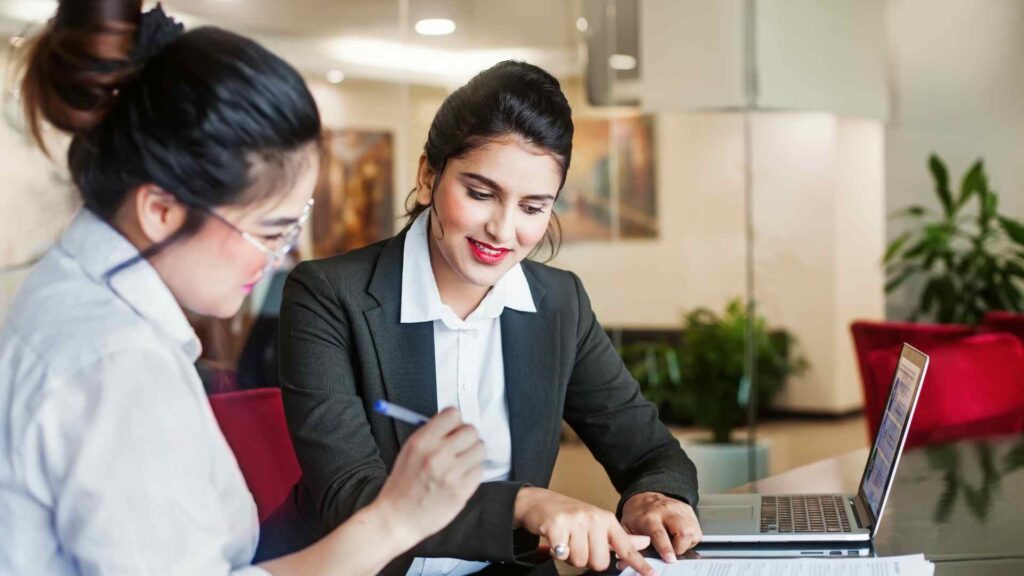 Notifica a contadores o personas jurídicas que ofrecen servicios contables incluyendo la auditoría como sujetos a reportar a la UAFE